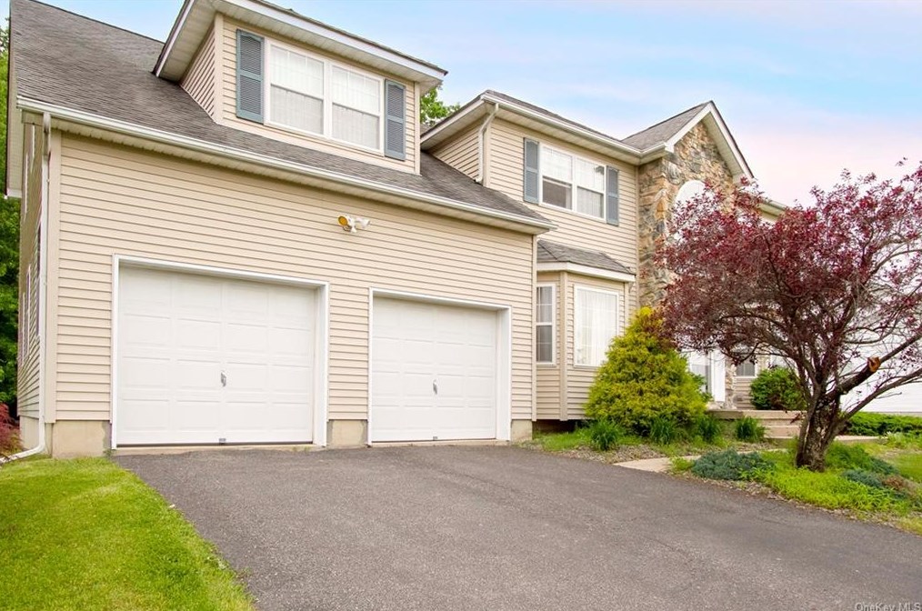1005 Forest Gln, Newburgh, NY 12553-4900