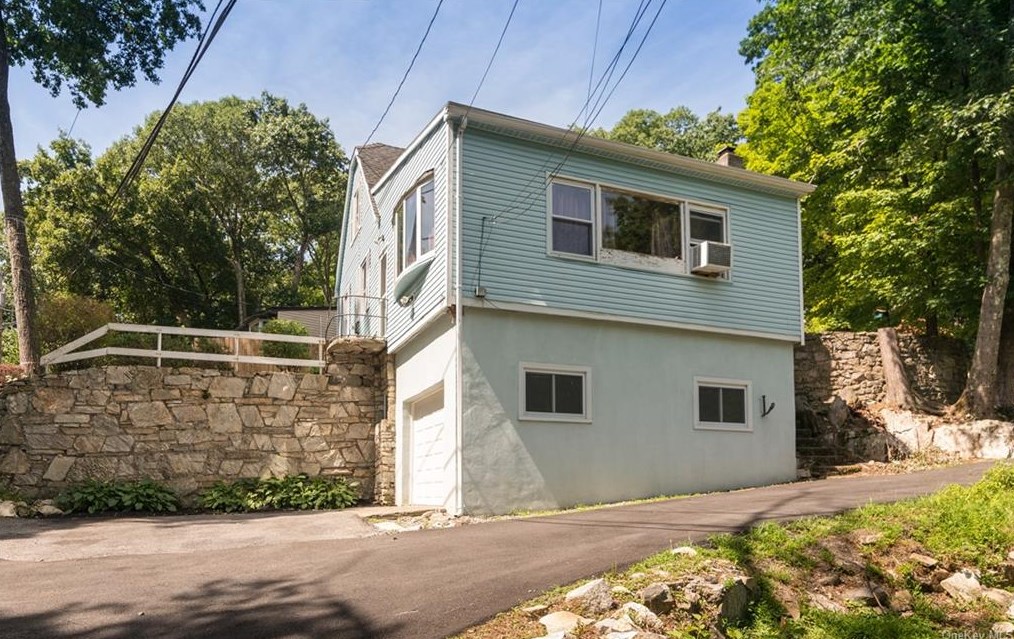 173 Tanglewylde Rd, Lake Peekskill, NY 10537-1032