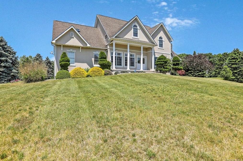2 Gala Dr, Newburgh, NY 12550-1098