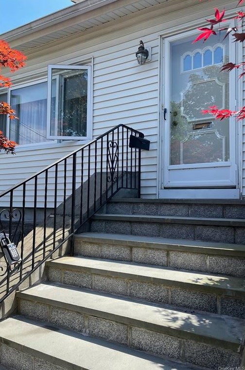 30 Warren Ave, Yonkers, NY 10707-1712