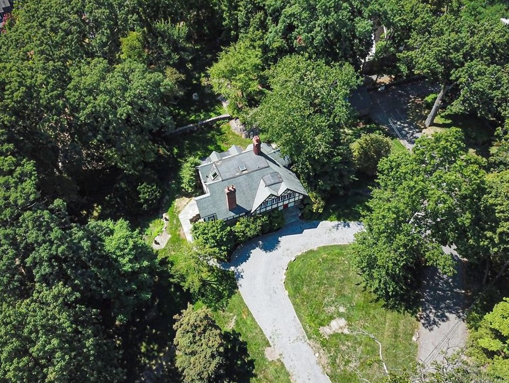 2 Holly Ln, Rye, NY 10580-3908