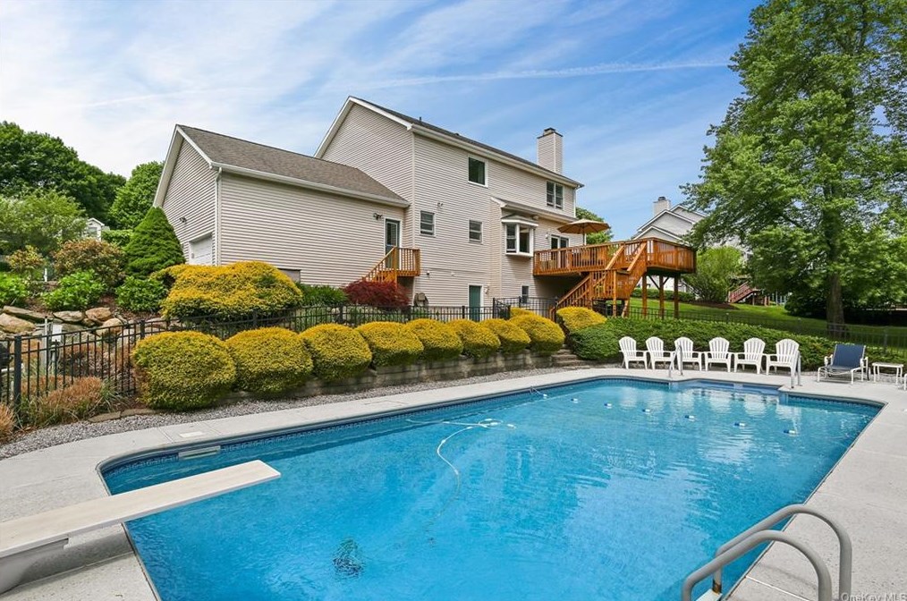 2970 Farm Walk Rd, Yorktown Hgts, NY 10598