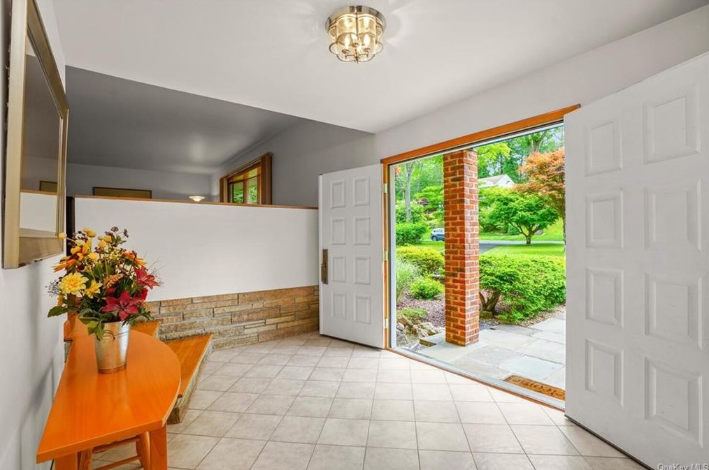 8 Virginia Ln, Thornwood, NY 10594