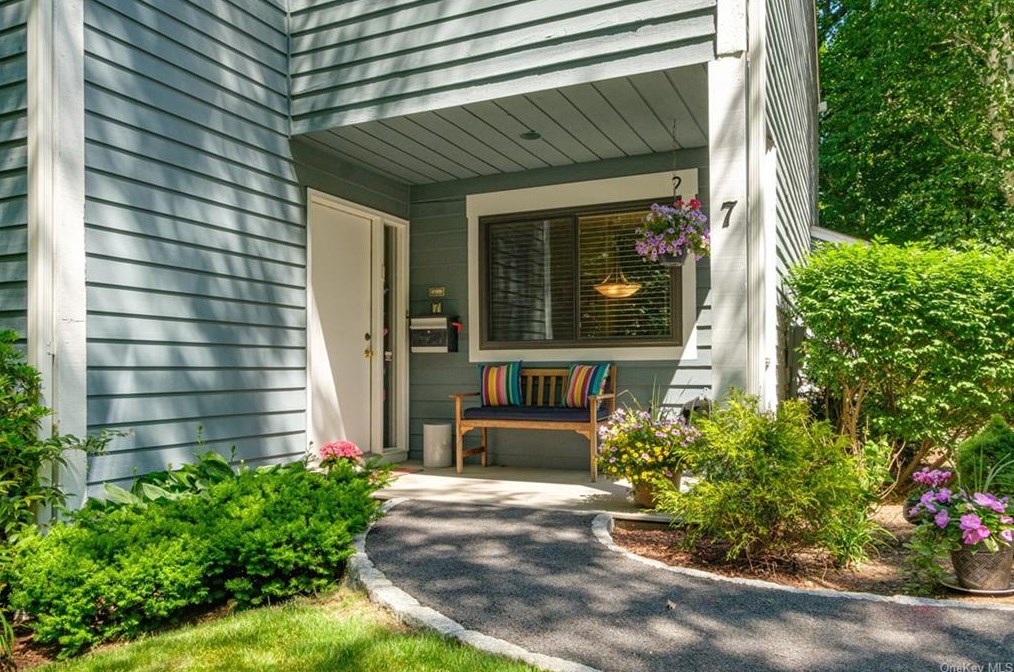 7 Timber Rdg, Mount Kisco, NY 10549-3623