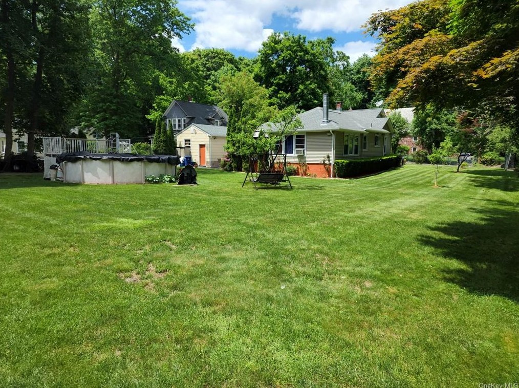 8 Bird Pl, Chestnut Ridge, NY 10977