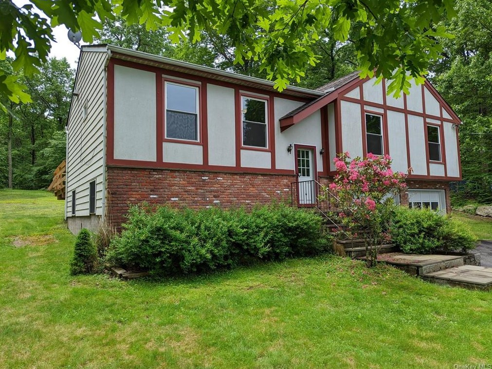19 Cimarron Rd, Tompkins Corners, NY 10579