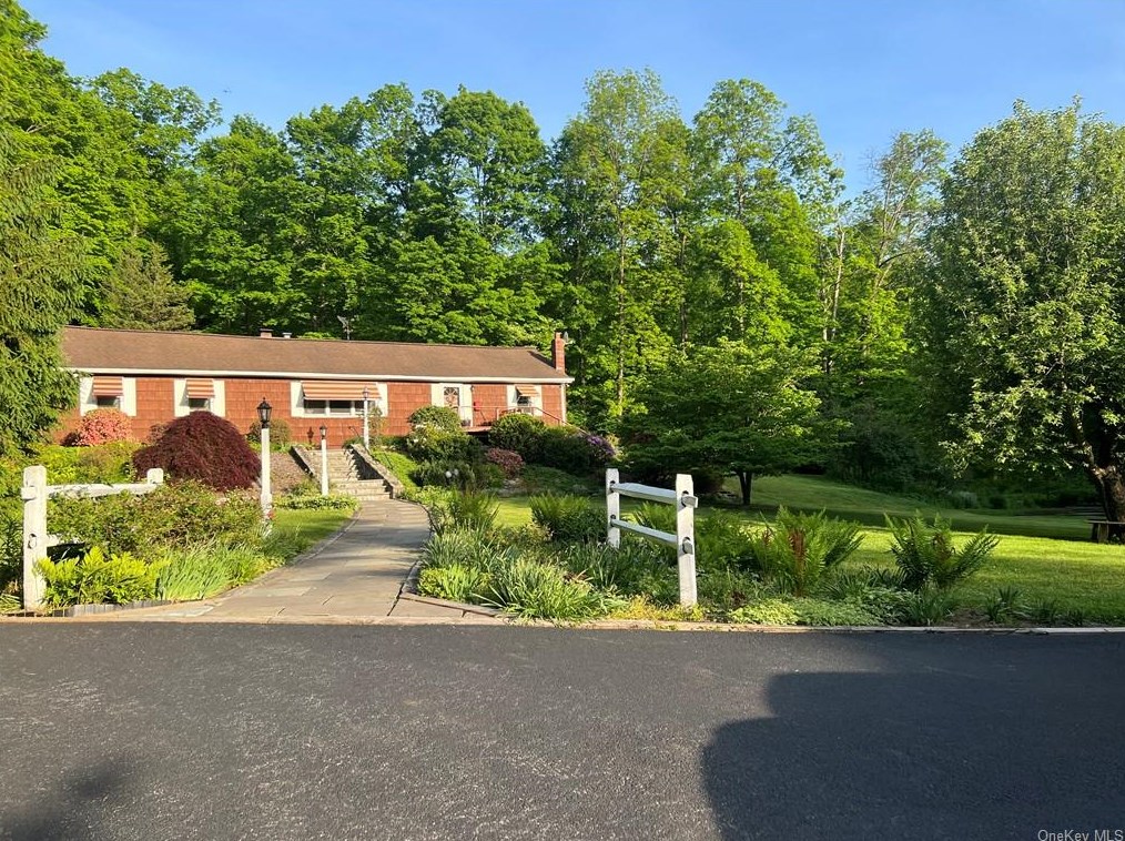 438 Oscawana Lake Rd, Tompkins Corners, NY 10579