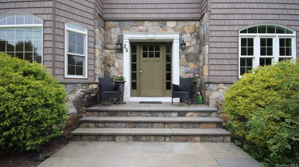 25 Young St, Cortlandt Manor, NY 10567-1009