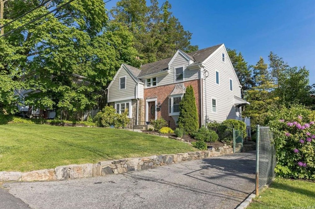 20 Disbrow Ln, New Rochelle, NY 10804
