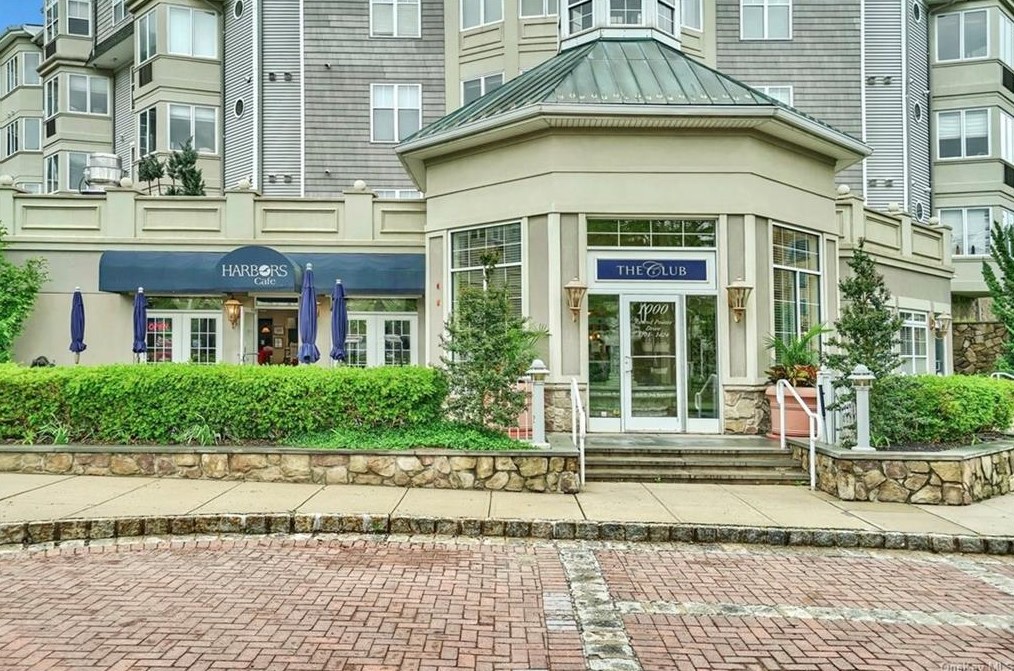 1320 Round Pointe Dr, Haverstraw, NY 10927-2124