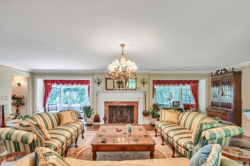 540 Oakridge Pkwy, Peekskill NY  10566-2400 exterior