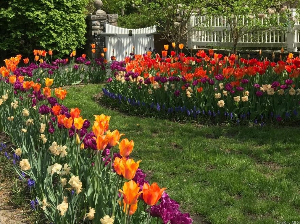 540 Oakridge Pkwy, Peekskill NY  10566-2400 exterior