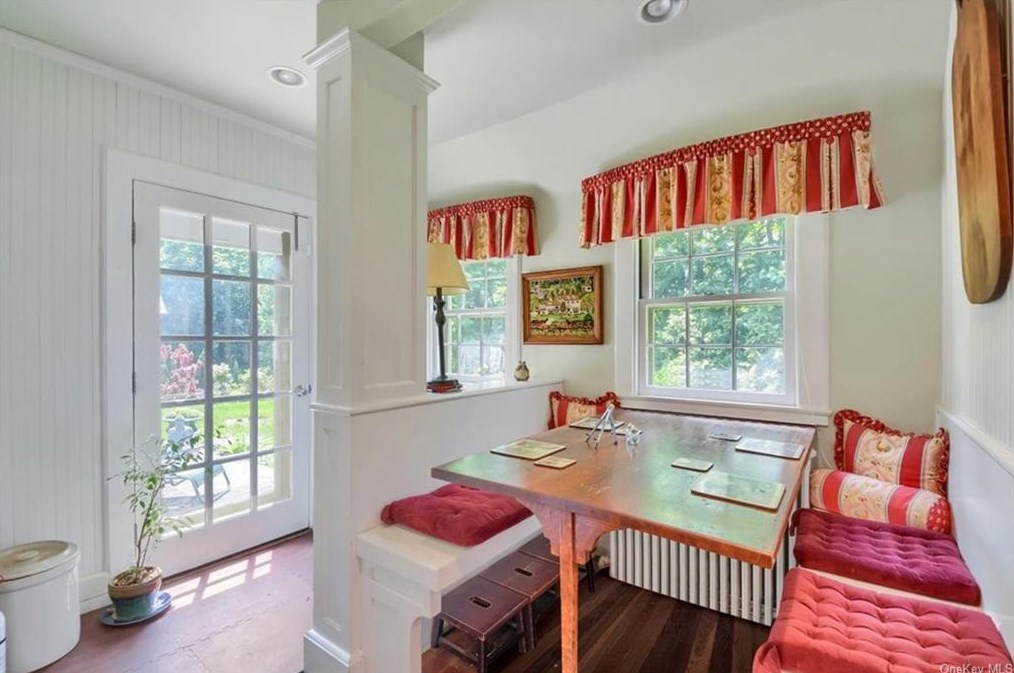 540 Oakridge Pkwy, Peekskill NY  10566-2400 exterior