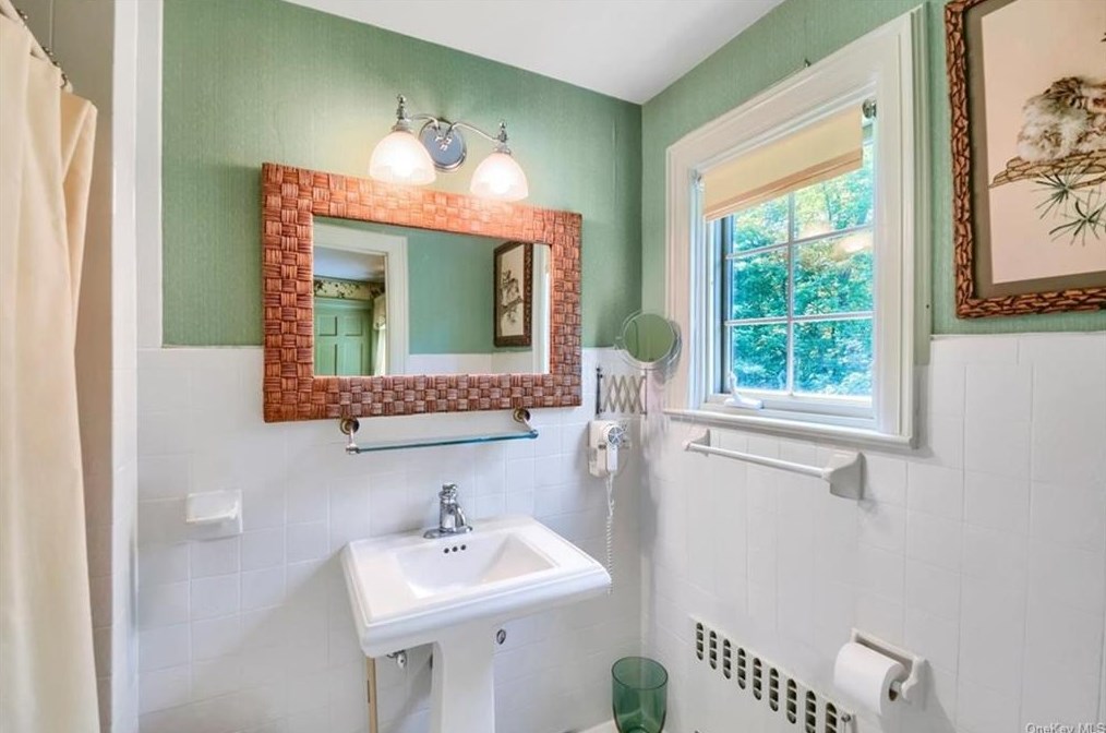 540 Oakridge Pkwy, Peekskill NY  10566-2400 exterior