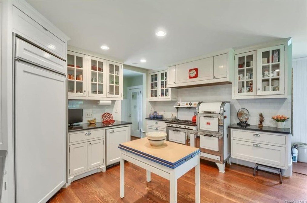 540 Oakridge Pkwy, Peekskill NY  10566-2400 exterior