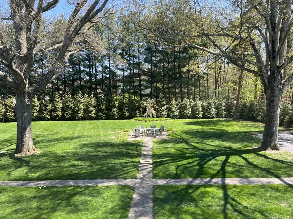 540 Oakridge Pkwy, Peekskill NY  10566-2400 exterior