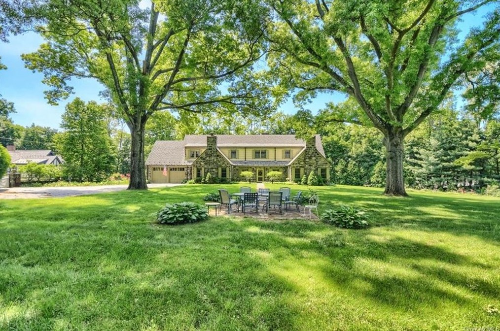 540 Oakridge Pkwy, Peekskill NY  10566-2400 exterior