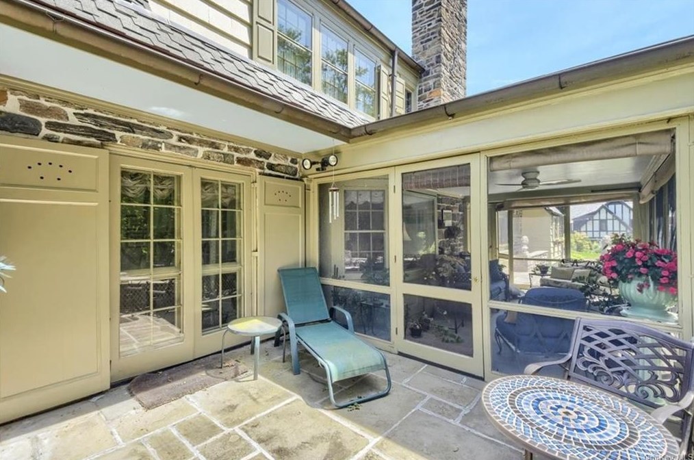 540 Oakridge Pkwy, Peekskill NY  10566-2400 exterior