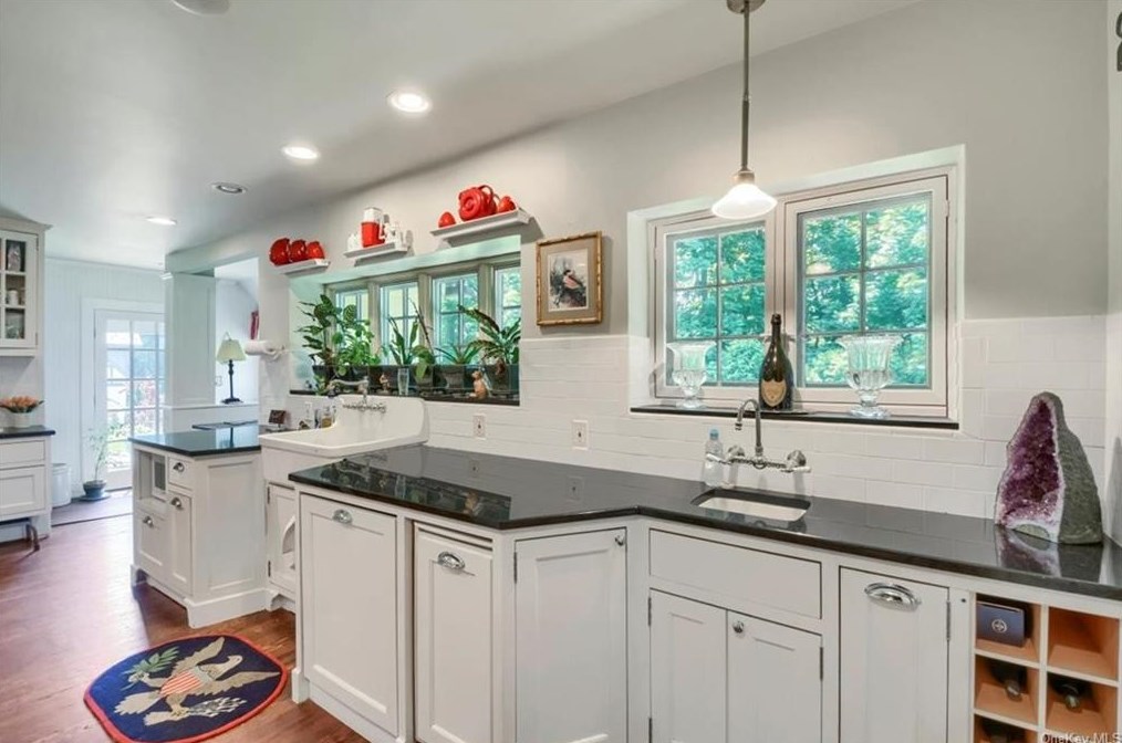 540 Oakridge Pkwy, Peekskill NY  10566-2400 exterior