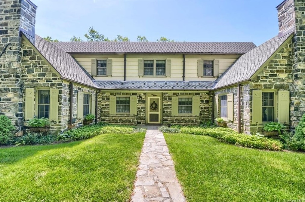 540 Oakridge Pkwy, Peekskill NY  10566-2400 exterior