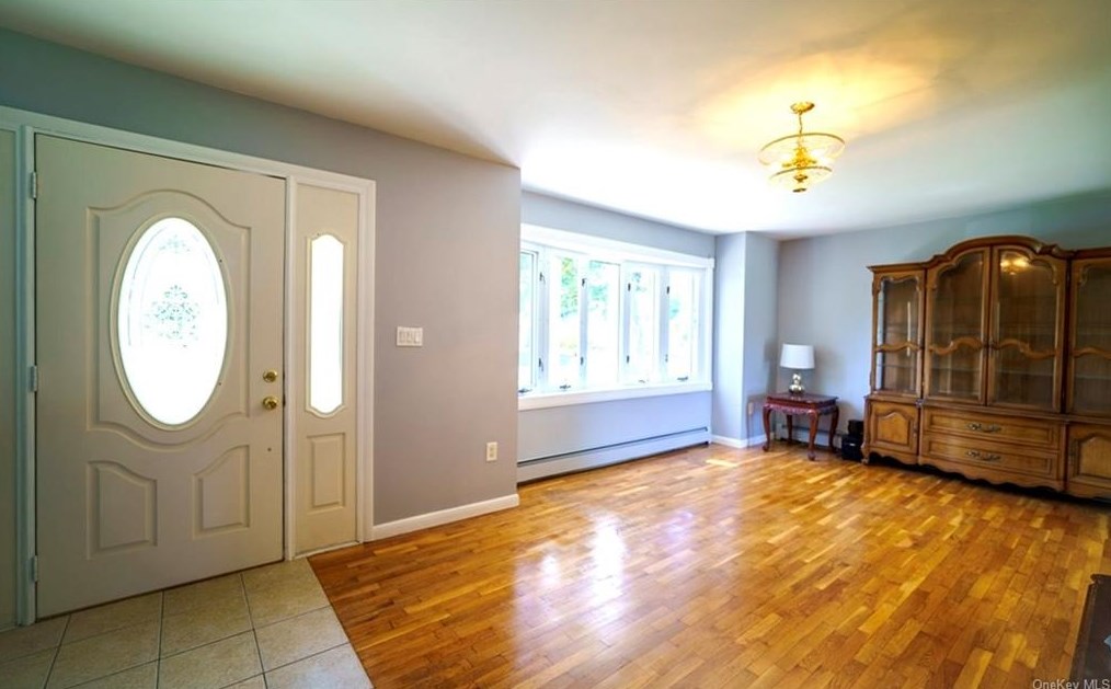 9 Horseshoe Bnd, Newburgh NY  12553-7830 exterior