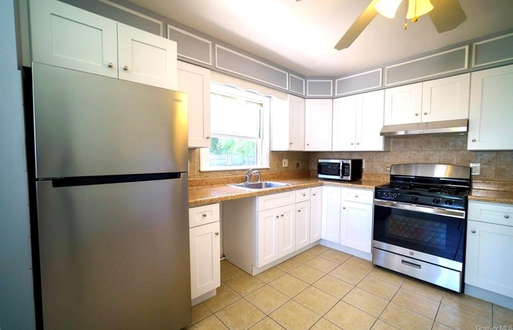 9 Horseshoe Bnd, Newburgh NY  12553-7830 exterior