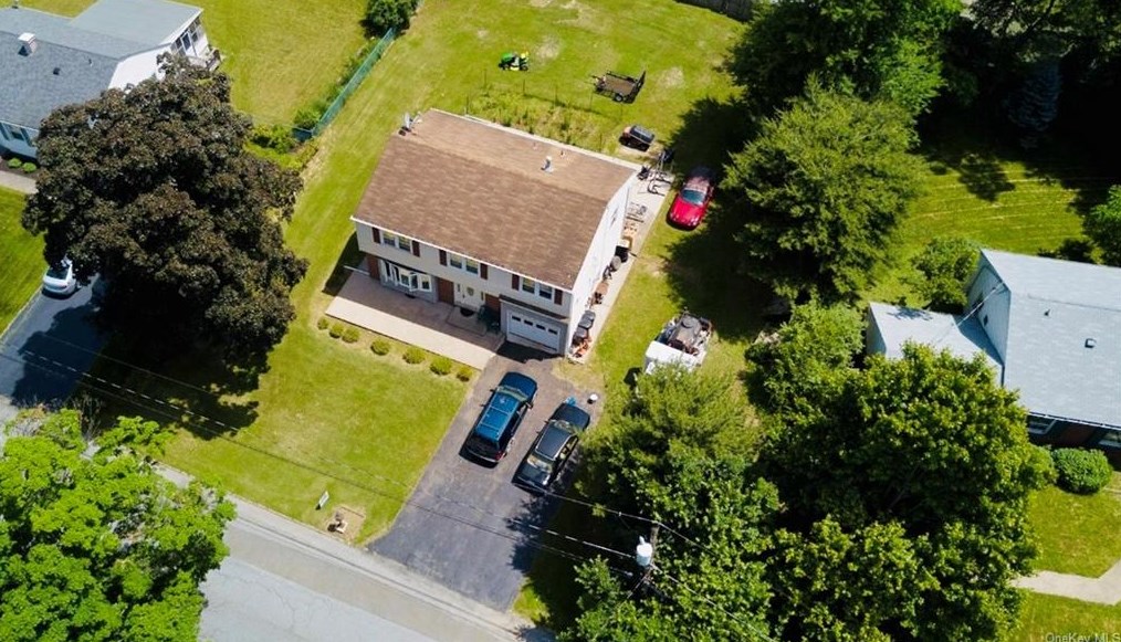 9 Horseshoe Bnd, Newburgh NY  12553-7830 exterior