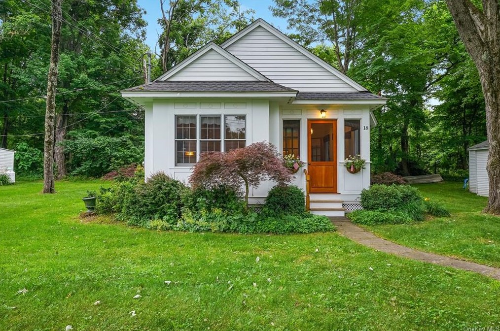 18 Gardenia Cir, East Fishkill, NY 12533-8413