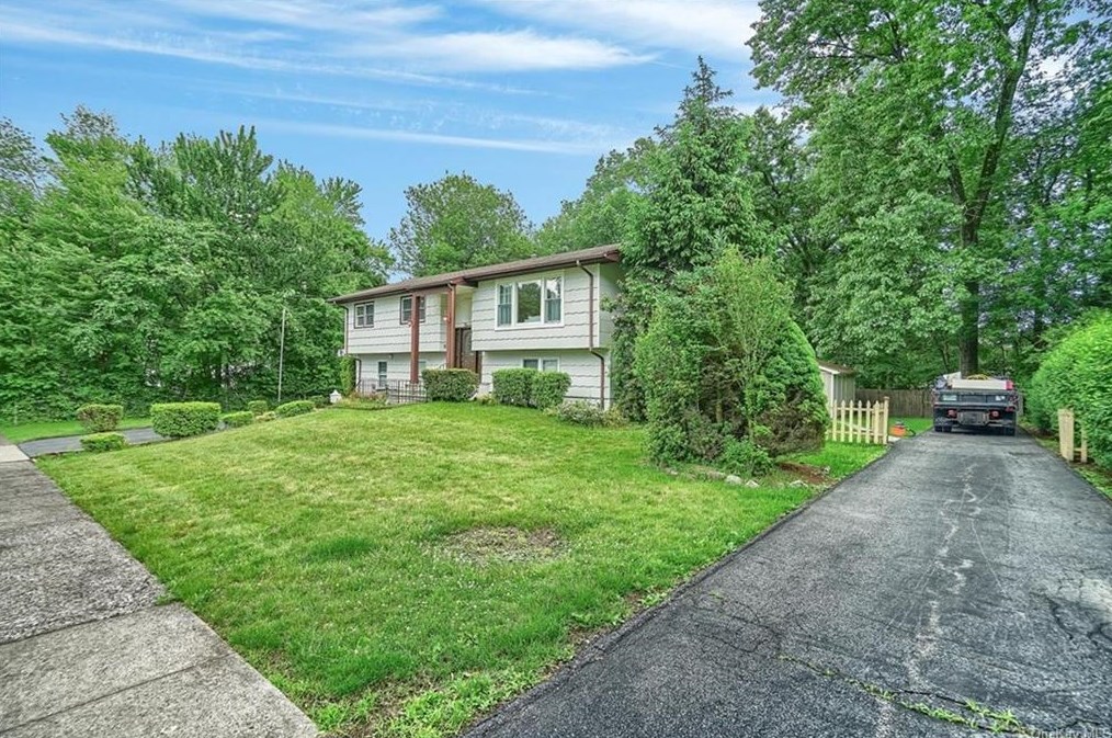 12 Guttman Ln, Chestnut Ridge, NY 10965