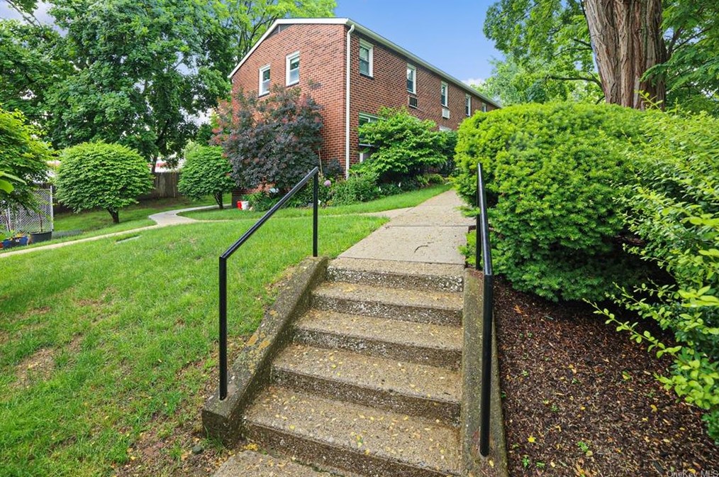 158 Charter Cir #158, Crotonville, NY 10562