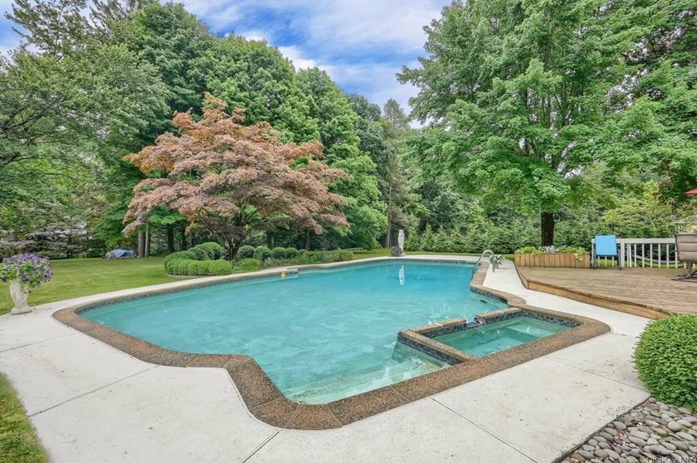 8 Greenlawn Rd, Katonah, NY 10536-3312