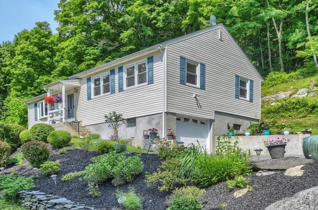 515 Peekskill Hollow Rd, Tompkins Corners, NY 10579