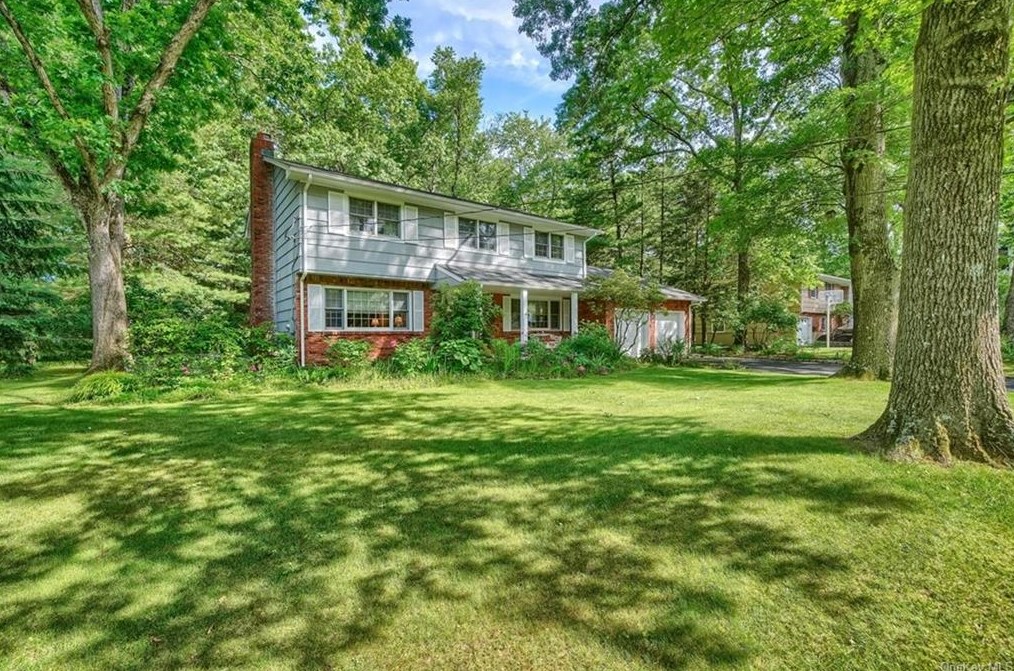 8 Sterling Forest Ln, Airmont, NY 10901