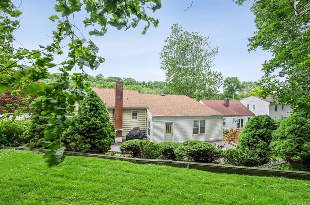 196 Farragut Ave, Yonkers, NY 10706-3132