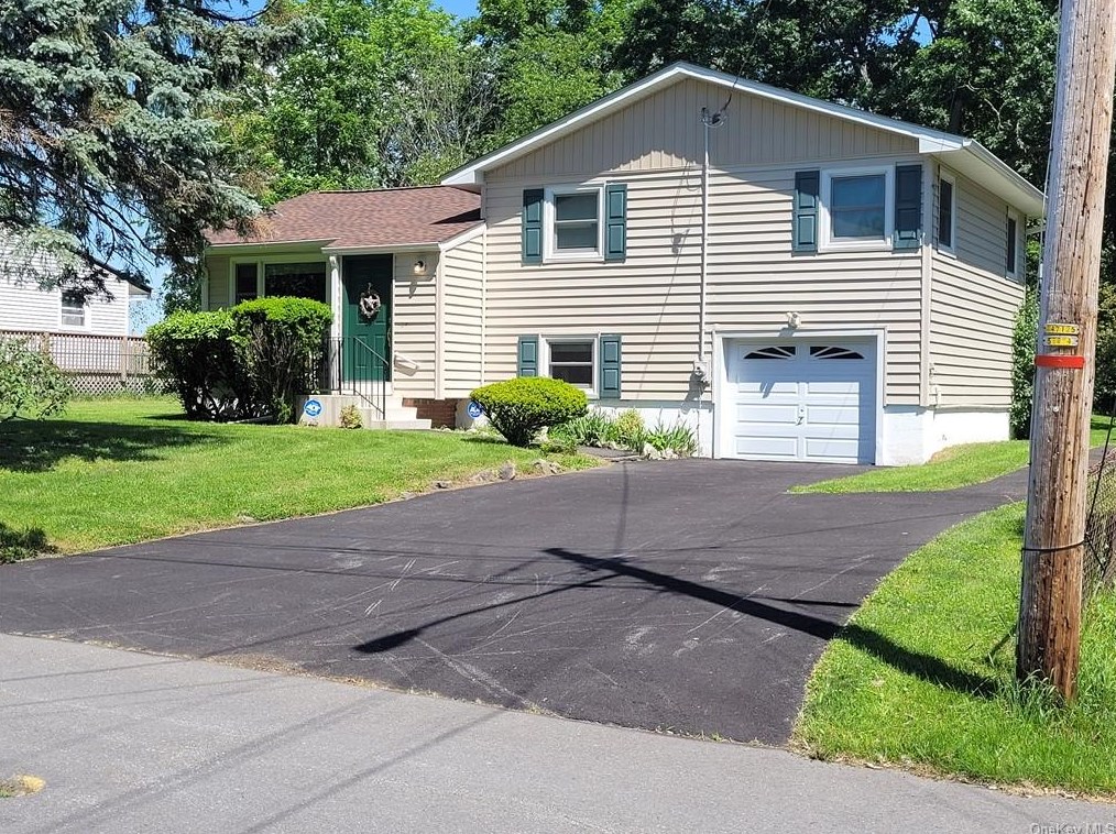 24 Oak Ln, Middletown, NY 10940