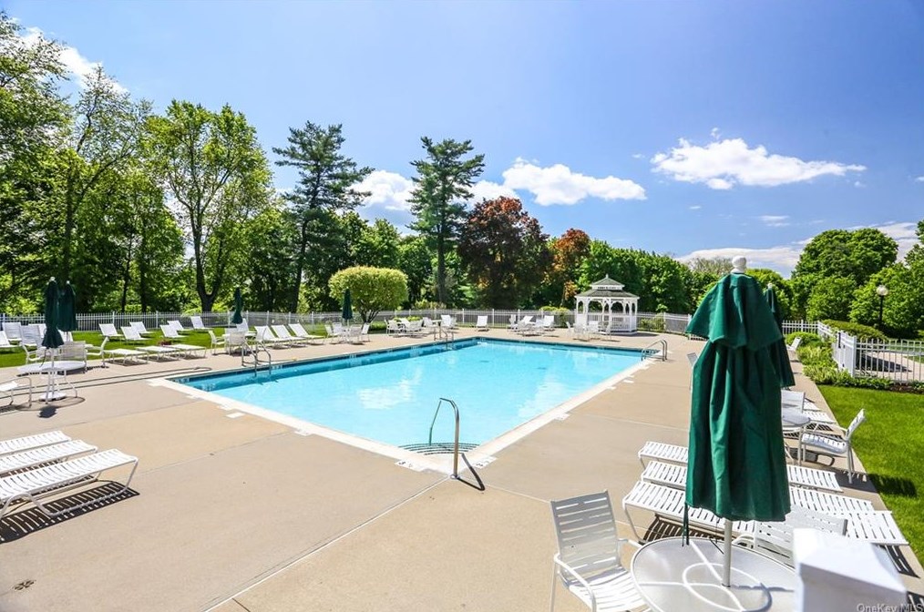 160 Fld Ln, Peekskill NY 10566-4865 exterior