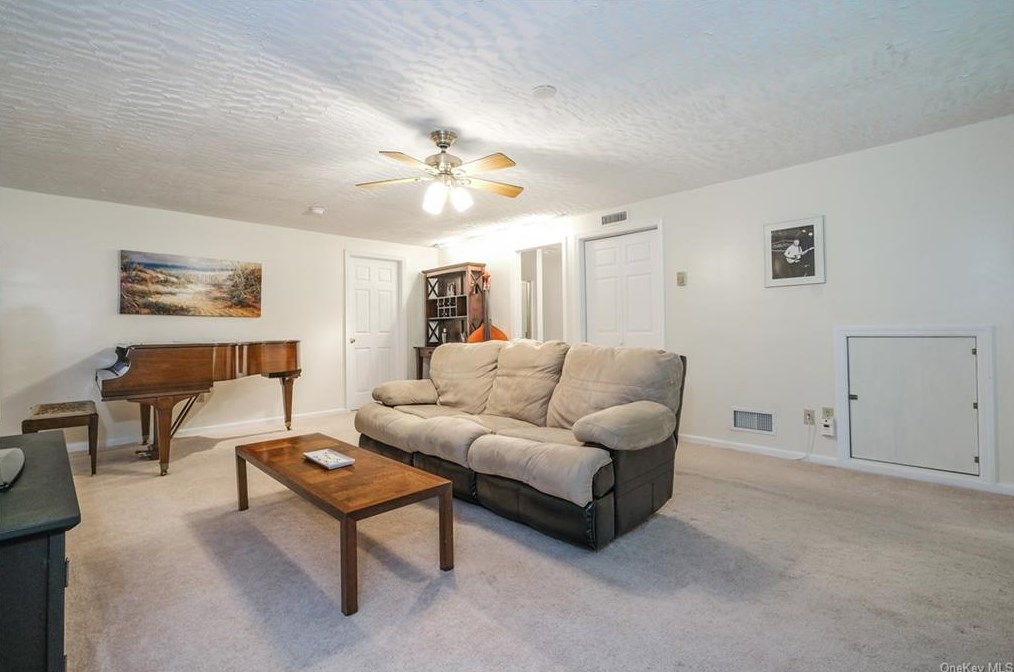 160 Fld Ln, Peekskill NY 10566-4865 exterior