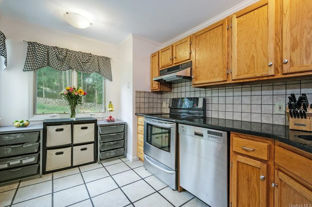 160 Fld Ln, Peekskill NY 10566-4865 exterior