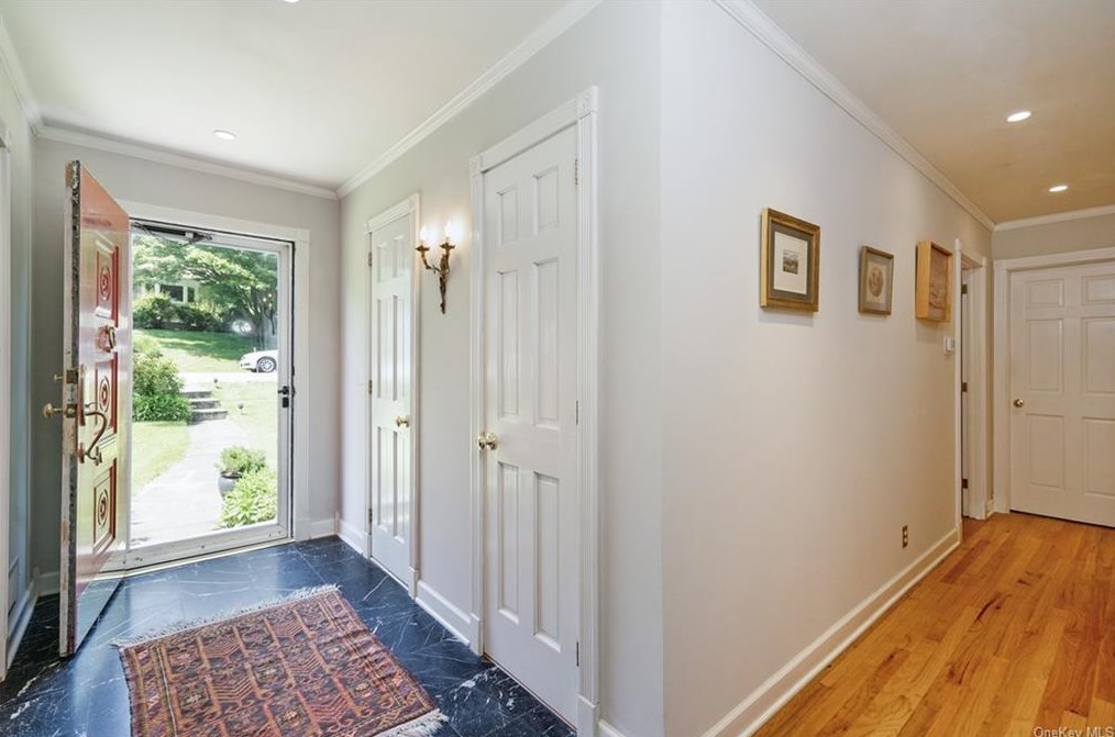 930 Protano Ln, Mamaroneck, NY 10543-3940