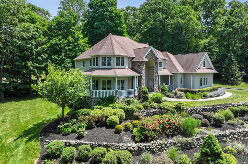 7 Bogey Pl, Airmont, NY 10901
