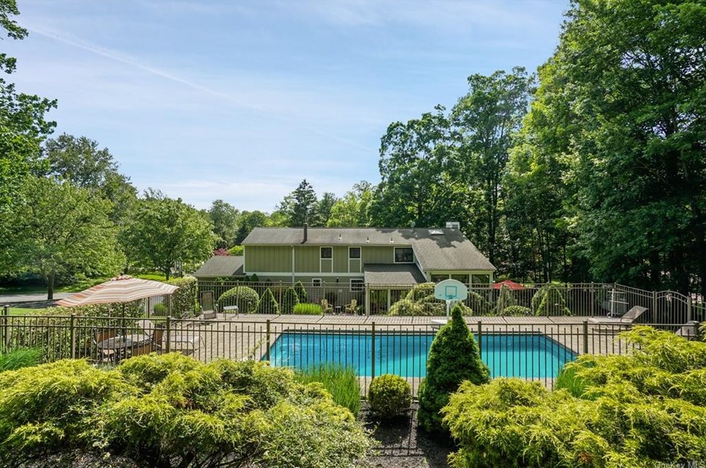 460 Waverly Rd, Yorktown Hgts, NY 10598