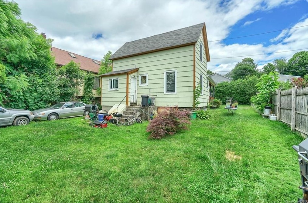 17 John St, Chestnut Ridge, NY 10977