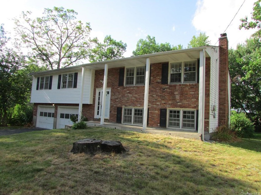 4 Ashwood Ter, Newburgh, NY 12550-2001