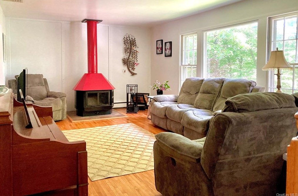 12 Cecilia Ln, Pleasantville, NY 10570
