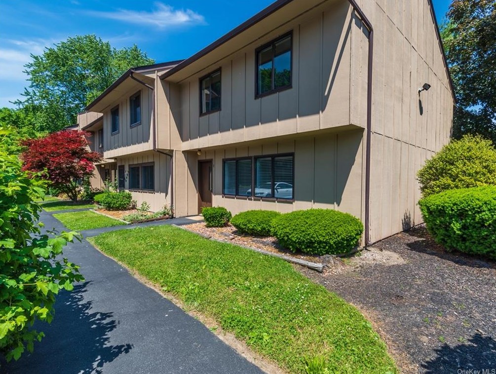 1 Hudson Heights Dr, Poughkeepsie, NY 12601