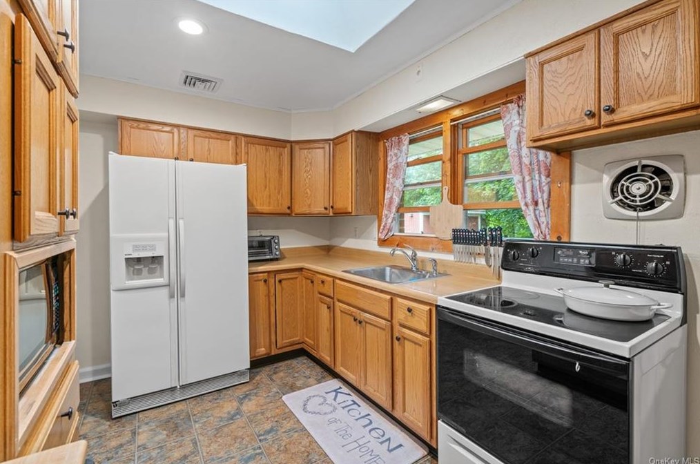 17 Orchard Heights Dr, Newburgh, NY 12550-1320