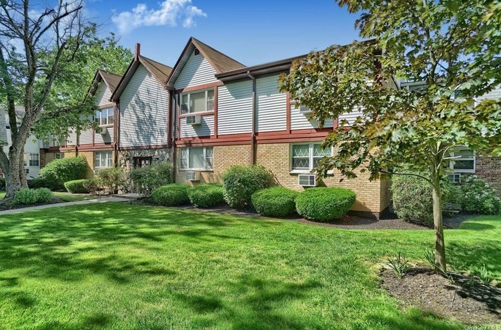 25 Somerset Dr, Airmont, NY 10901