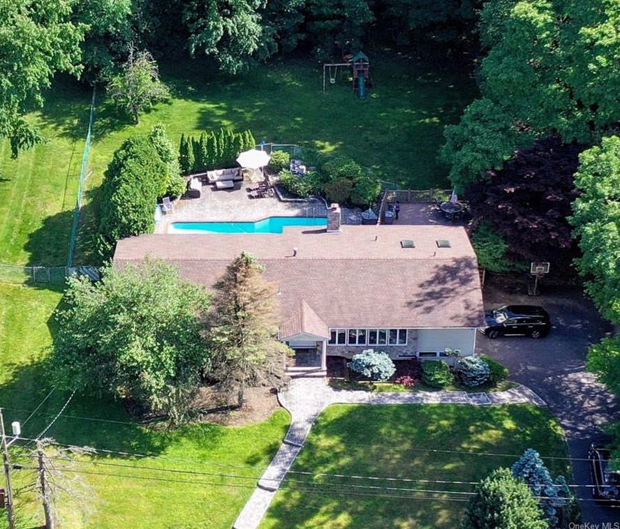 8 Gladwyne Ct, Chestnut Ridge, NY 10977-1604