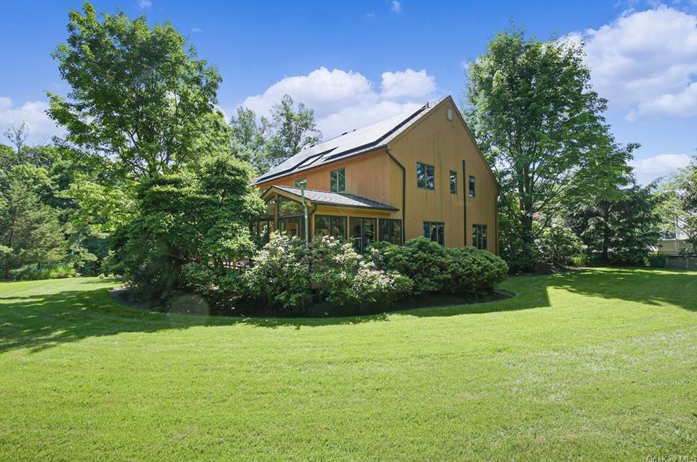 16 Far Hill Ln, Pleasantville, NY 10570