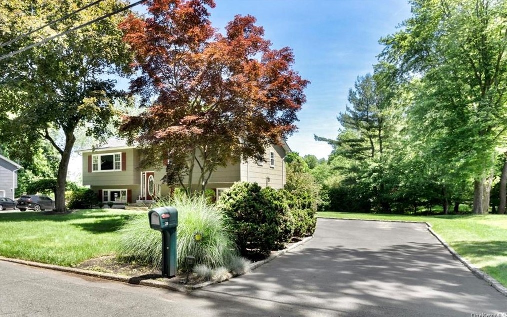28 Primrose Ln, New City, NY 10956